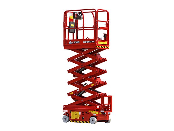 Élévateur à ciseaux SS0607E, hauteur de service maximale de 7,5 m, capacité de 230 kg, batterie écologique, traction électrique, idéale pour espaces restreints, rayons de virage nuls, autonomie et performance sur rampe, système de traction étanche, batterie lithium optionnelle.