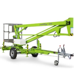 Nacelle 12m tractable sur remorque Nifty 120, compacte et sécurisée, idéale pour accès difficiles, intérieur ou extérieur, avec stabilisateurs manuels.