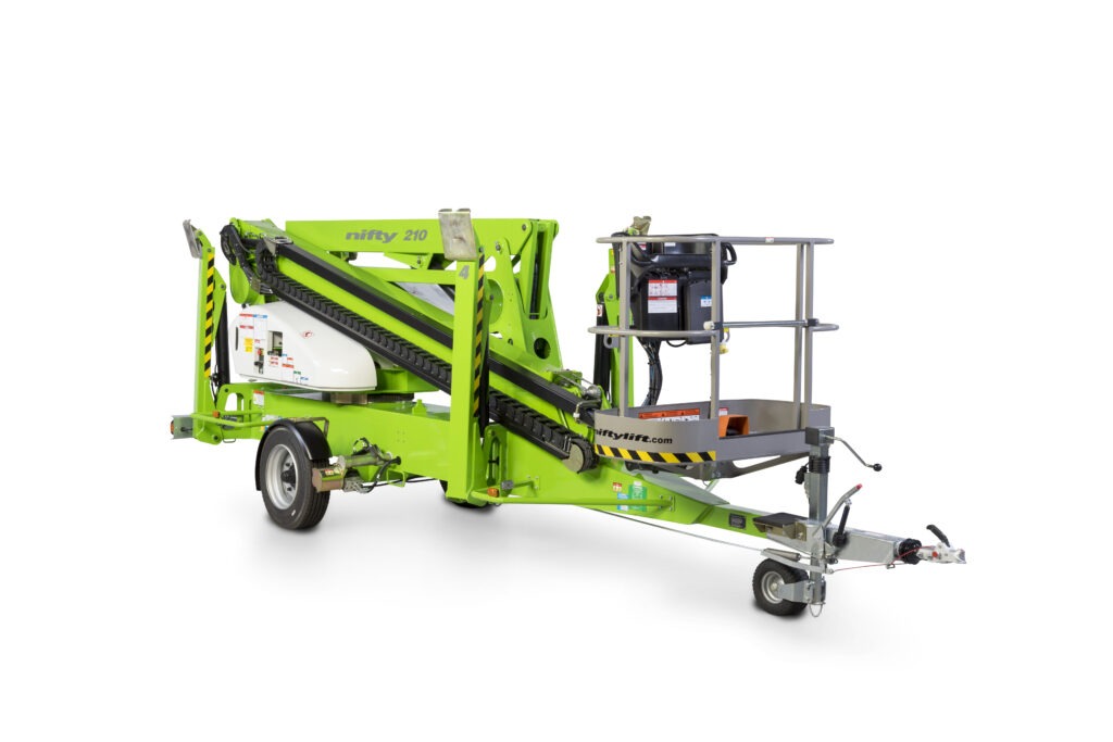 Nacelle 21m tractable sur remorque Nifty 210, portée 12m, plateforme rotative, stabilisateurs hydrauliques, idéale pour travaux en hauteur complexes.